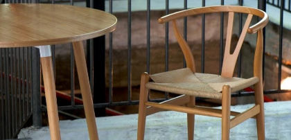 Krzesła drewniane z rattanem