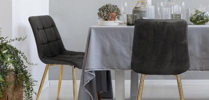 Krzesła tapicerowane na złotych nogach