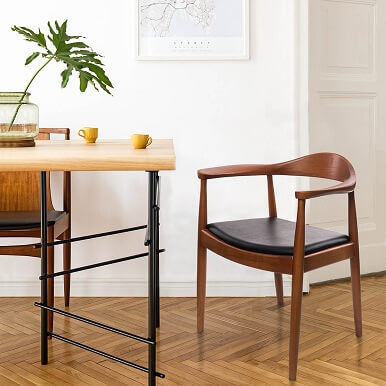 Krzesła drewniane z podłokietnikami – przegląd najciekawszych modeli DKwadrat