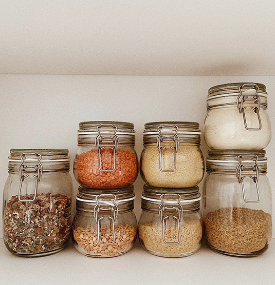 Spiżarnia w domu – jak urządzić przestrzeń idealną do przechowywania żywności 