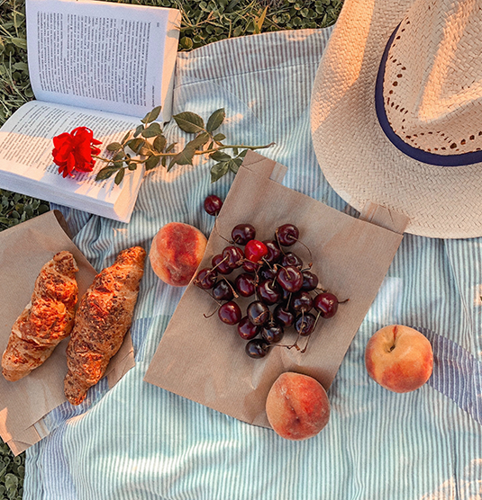 Zorganizuj stylowy piknik na świeżym powietrzu – poznaj piękne i praktyczne akcesoria piknikowe