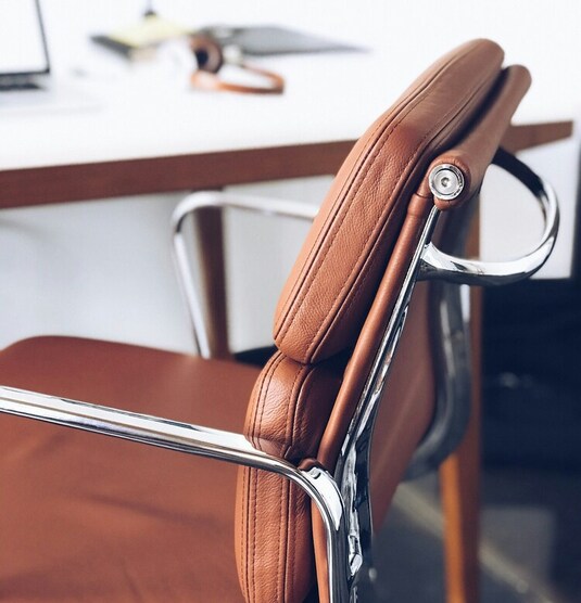 Jak wybrać fotel ergonomiczny i jaki fotel ergonomiczny do 1000 zł kupić? Poznaj fotele i krzesła biurowe spełniające wymogi BHP
