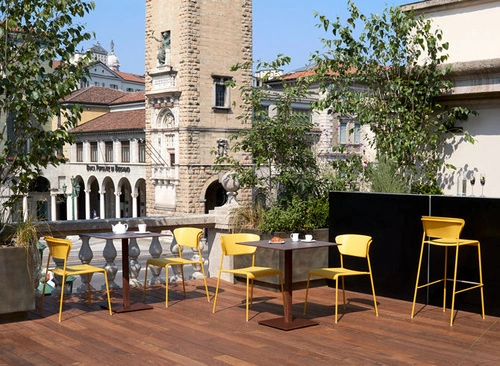 Hoker z oparciem Lisa 75 cm żółty nowoczesny do kuchni i wyspy, metalowy, sztaplowany SCAB Design