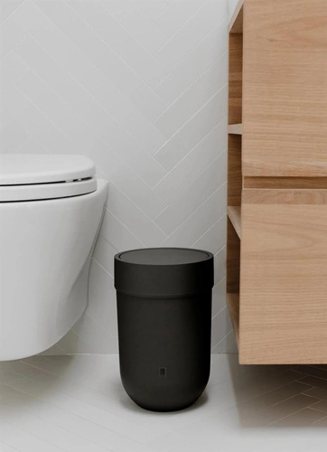 Kosz na śmieci do łazienki Umbra Touch czarny nowoczesny z pokrywą 6l