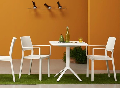 Krzesło ogrodowe z podłokietnikami Kate beżowe SCAB Design z tworzywa sztaplowane łatwe czyszczenie