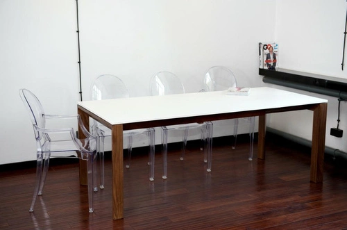 Krzesło transparentne Royal D2.DESIGN do jadalni i salonu ludwikowskie z podłokietnikami