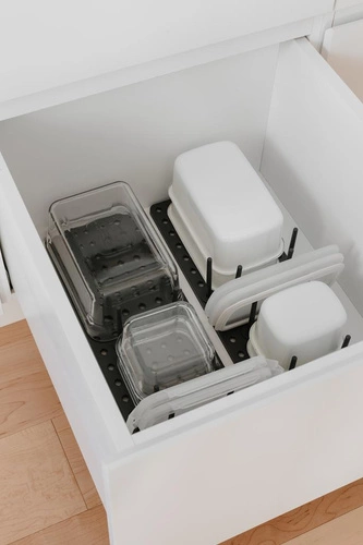 Ociekacz do naczyń do szuflady Umbra Peggy czarny nowoczesny z regulacją długości