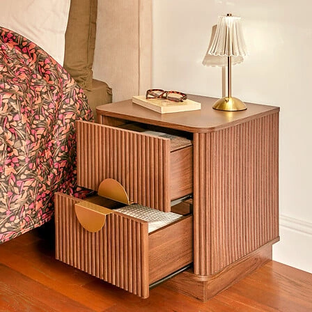 Szafka nocna Atmosphera Wany 45 cm orzechowa, 2 szuflady, styl japandi/boho, eleganckie frezowane fronty
