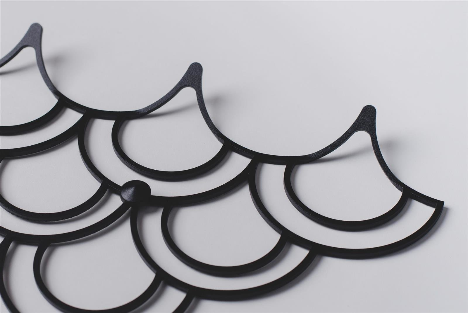 Wieszak ścienny metalowy Husk S czarny nowoczesny do przedpokoju i garderoby POLYHEDRA