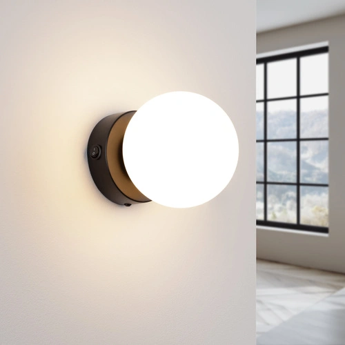 Nowoczesny kinkiet ścienny YOLI 1 czarny SOLLUX LIGHTING kula do sypialni i salonu 14 cm