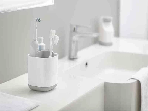 Kubek na szczoteczki do zębów Joseph Joseph JJ biały nowoczesny łazienkowy plastikowy
