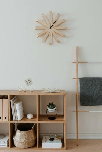 Zegar ścienny boho Umbra Ribon złoty 51 cm nowoczesny zegar do salonu lub sypialni