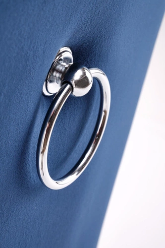 Krzesło do jadalni Charlotte Intesi tapicerowane welur granatowe z drewnianymi nogami glamour