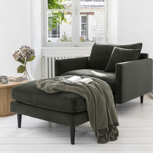 Pufa Candice zielona glamour na dębowych nogach do salonu tapicerowana Atmosphera 91 cm