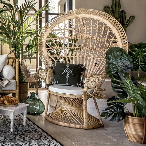 Fotel rattanowy Takta boho do salonu z podłokietnikami i białą poduszką Atmosphera
