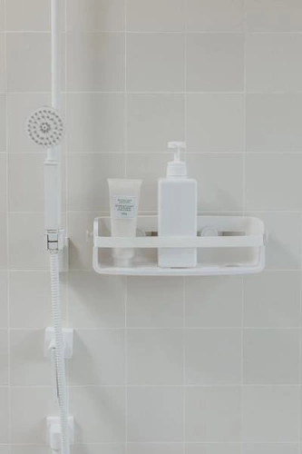 Umbra FLEX biała półka łazienkowa wisząca pod prysznic bez wiercenia z systemem Gel-Lock