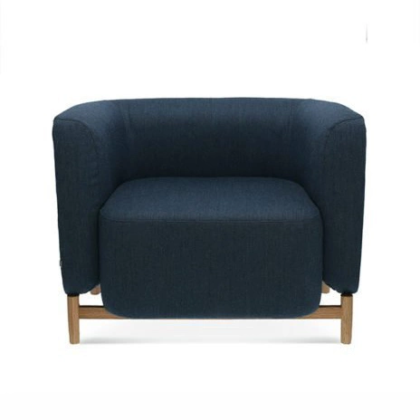 Fotel muszelka Polar Fameg nowoczesny tapicerowany do salonu z drewnianymi nogami