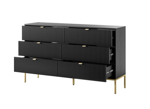 Komoda Delicious czarna ryflowana z 6 szufladami na złotych nogach glamour do salonu 154 cm
