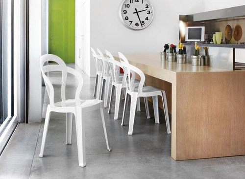 Krzesło do kuchni i ogrodu Titi SCAB Design białe, sztaplowane, nowoczesne, łatwe w czyszczeniu