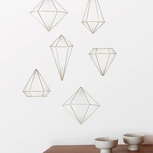 Ozdoba ścienna metalowa Prisma Brass Umbra geometryczna złota dekoracja ścienna do salonu