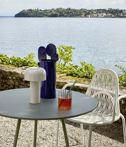 Krzesło metalowe Malvasia Arm zielone jasne nowoczesne do jadalni i na taras z podłokietnikami