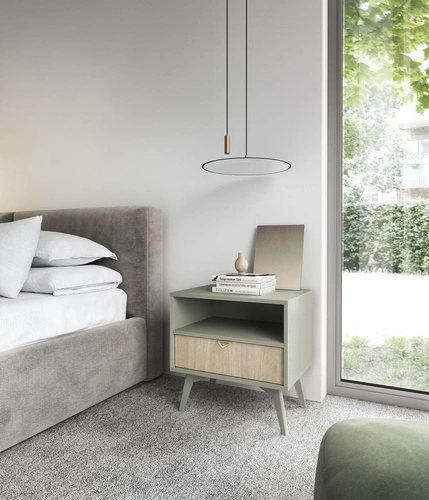 Szafka nocna Intesi Sage 54x38 cm w szałwiowym kolorze z jodełkowym frontem i złotymi uchwytami, styl boho glamour