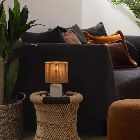 Lampka nocna Koby biała boho do sypialni z naturalnym abażurem