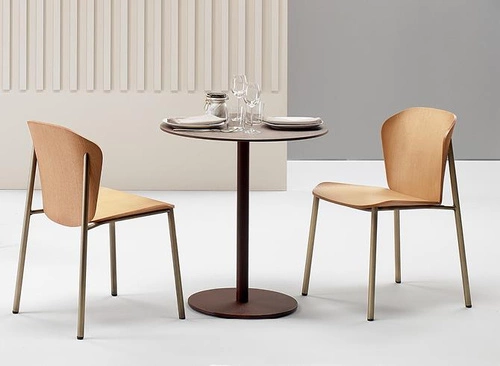 Krzesło do jadalni Finn SCAB Design nowoczesne drewniane zielone ze złotymi nogami sztaplowane