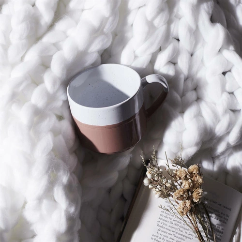 Kubek ceramiczny Jumelle różowy 330 ml do kawy i herbaty w stylu japandi Intesi