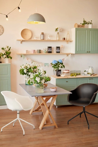 Krzesło konferencyjne obrotowe Roundy Black Intesi czarne nowoczesne z podłokietnikami