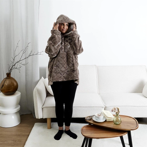 Bluzo koc z kapturem Intesi brązowy ciepły koc do salonu i sypialni