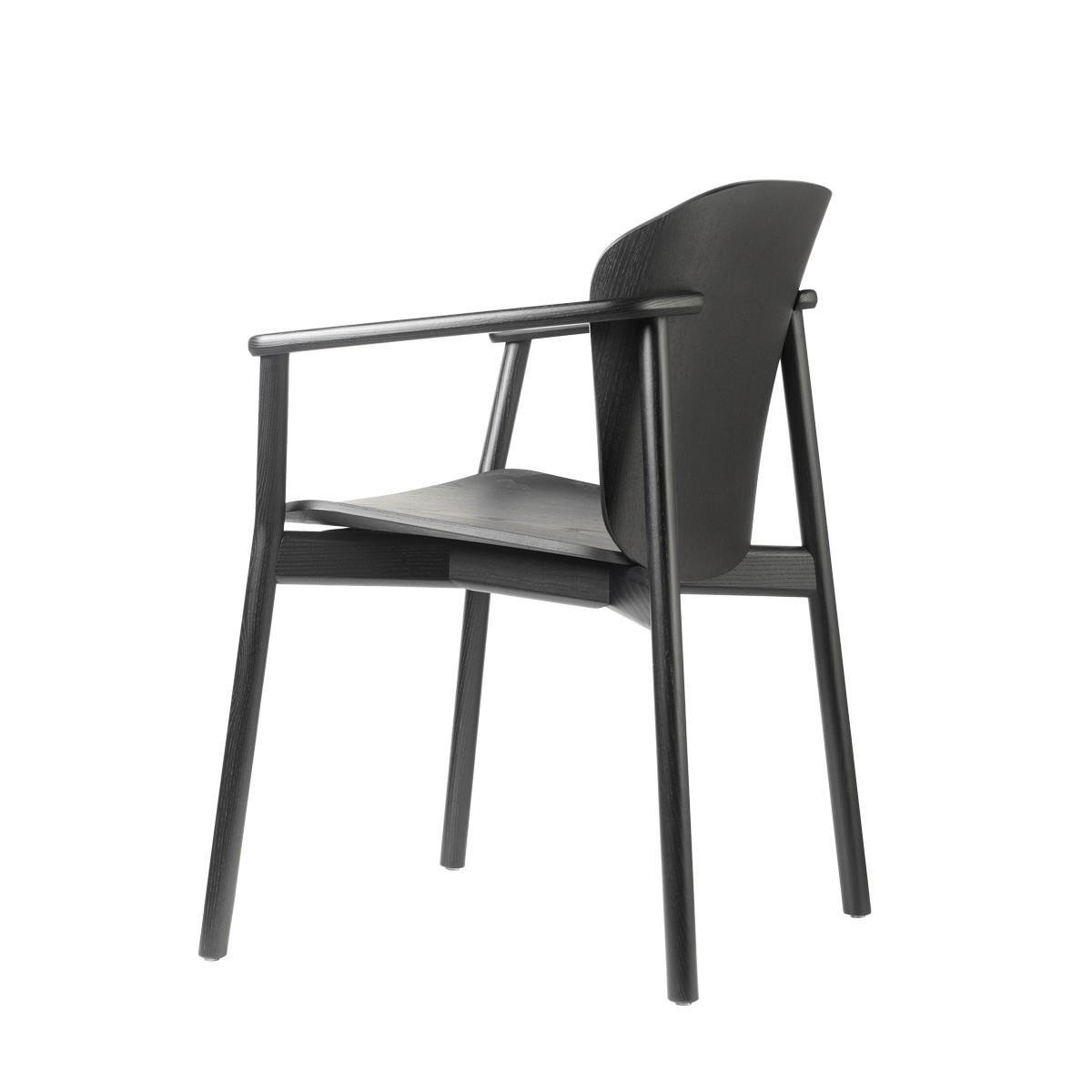 Krzesło do jadalni Finn SCAB Design czarne drewniane z podłokietnikami nowoczesne sztaplowane