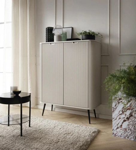 Komoda wysoka Seda beżowa ryflowana nowoczesna na czarnych nogach do salonu 129 cm Intesi