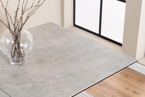 Stół rozkładany do jadalni Irwine Actona szary ceramiczny blat czarne nogi nowoczesny 168–210x90 cm