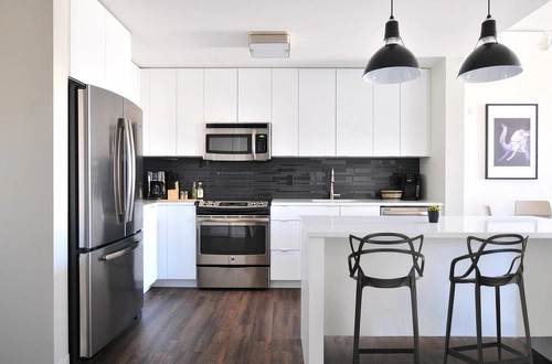 Hoker Lexi czarny nowoczesny z oparciem z tworzywa sztaplowany do kuchni i wyspy 75 cm D2.DESIGN