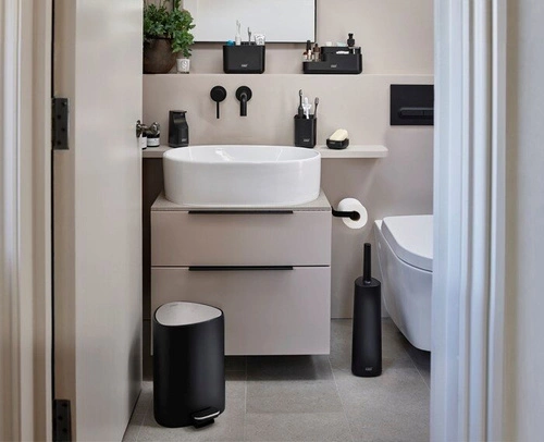 Dozownik do mydła Slim Joseph Joseph czarny nowoczesny do łazienki lub kuchni 350 ml