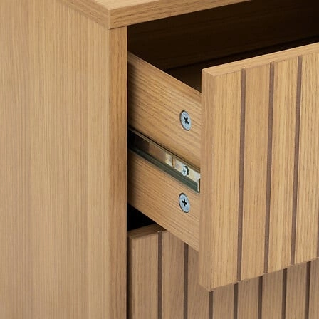 Szafka nocna Atmosphera Tasso naturalna z ryflowanym frontem, złotą podstawą i dwiema szufladami 40 cm szerokości