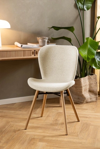 Krzesło Batilda tapicerowane kremowe do jadalni i salonu skandynawskie dębowe Actona