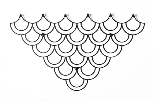 Nowoczesny wieszak ścienny do przedpokoju Husk M czarny metalowy POLYHEDRA 56 cm