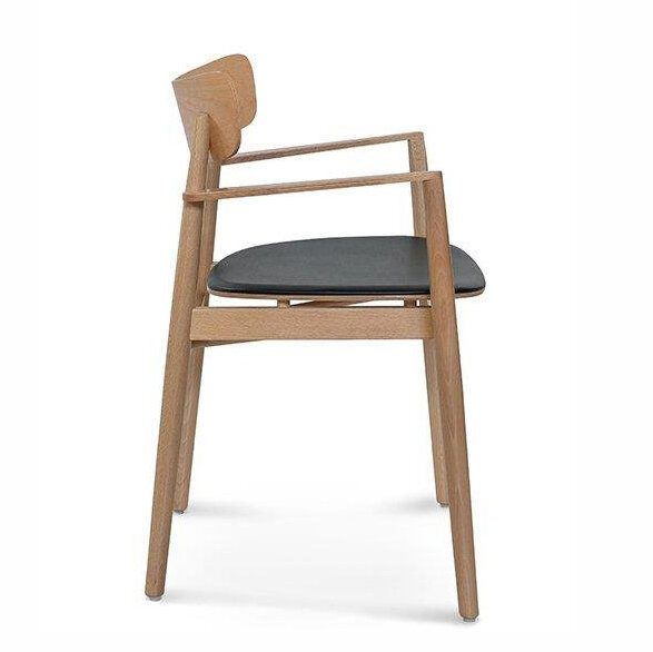 Krzesło tapicerowane z podłokietnikami Fameg Nopp do jadalni nowoczesne drewniane personalizowane