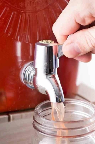 Szklany słój do napojów z kranikiem KILNER 8l transparentny na lemoniadę i przyjęcia prowansalski