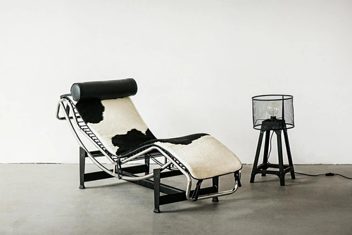 Leżanka szezlong LC4 inspirowana skóra pony do salonu regulowana D2.DESIGN