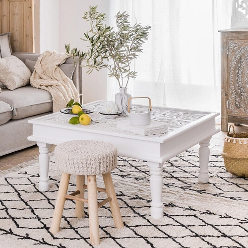 Stołek Suzette boho beżowy tapicerowany z bawełny do salonu i sypialni Atmosphera