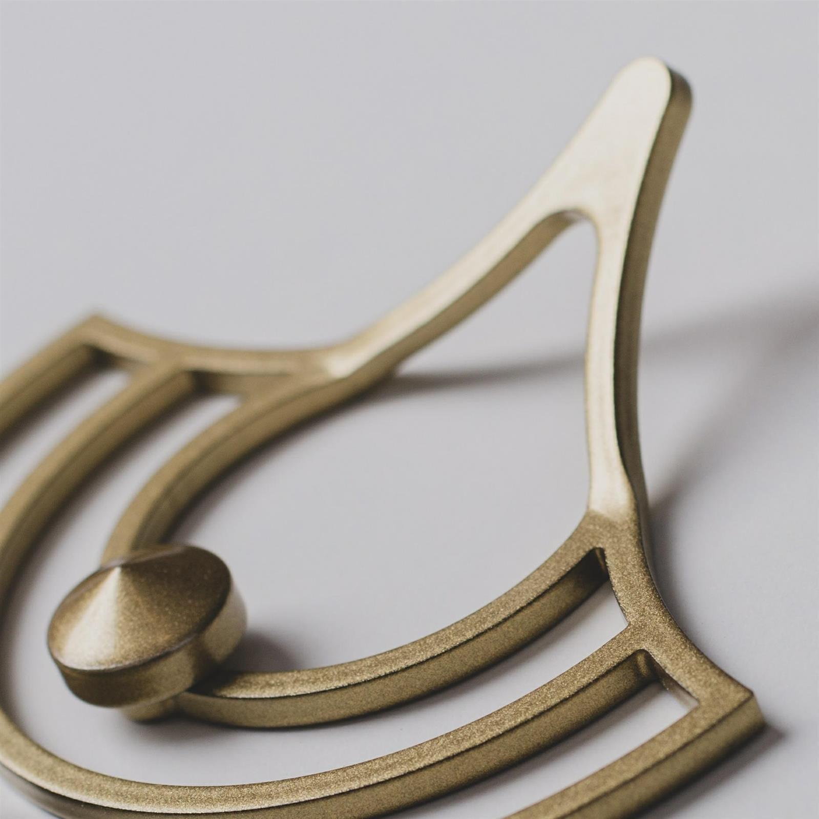 Wieszak ścienny metalowy złoty Husk XS nowoczesny do przedpokoju i garderoby POLYHEDRA