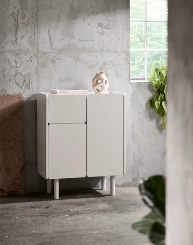 Komoda Bera biała wysoka nowoczesna na nóżkach do salonu 80 cm