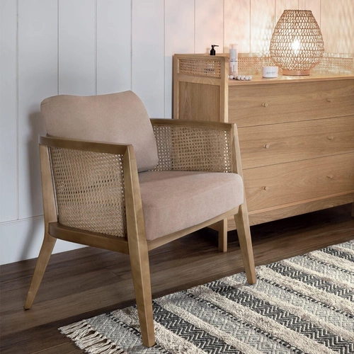 Krzesło tapicerowane Koza Atmosphera beżowe z podłokietnikami drewniane do salonu skandynawskie