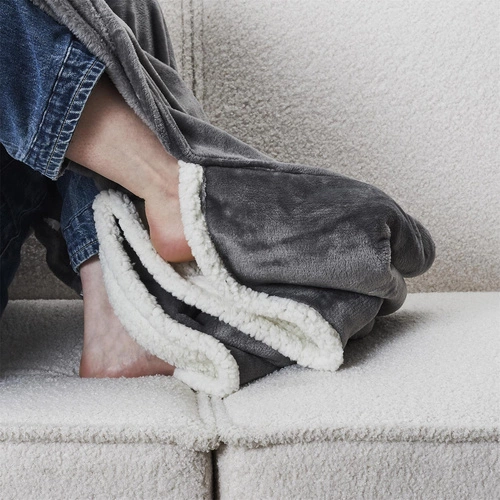 Intesi szary ciepły koc polarowy z kieszenią na stopy 127x178 na kanapę