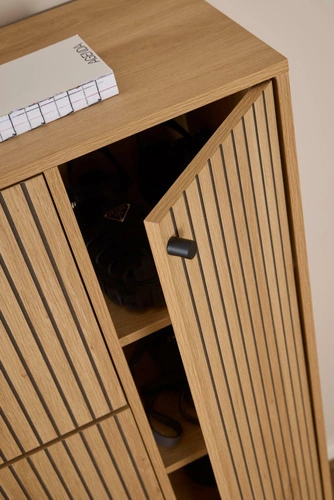 Szafka na buty Albany Actona szeroka dąb naturalny z ryflowanym frontem loftowa wysoka