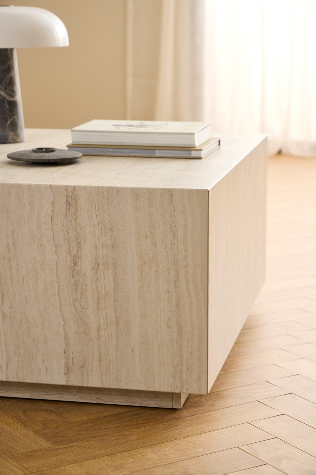 Stolik kawowy Dice 90x90 cm kwadratowy beżowy trawertyn nowoczesny do salonu Actona