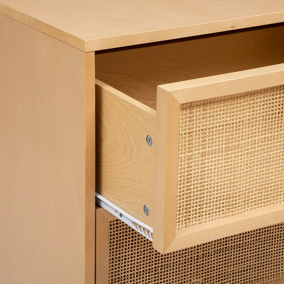 Wąska komoda z szufladami Rayo rattanowa, nowoczesna na złotych nogach do salonu Atmosphera